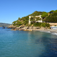 Zoagli, Scorcio della scogliera verso ponente, sullo sfondo il castello Canevaro